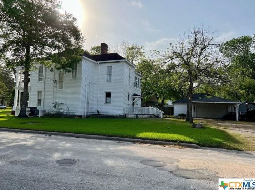 401 Hanover St, Edna, TX 77957-3626