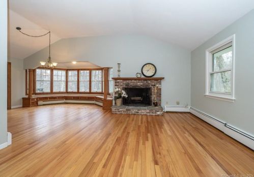 25 Arrowhead Rd, Wilton CT  06897-4402 exterior