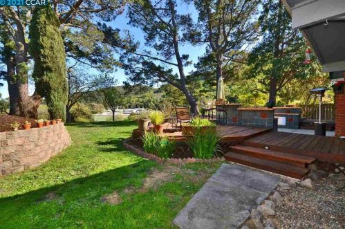 2480 Ln Canada Ct, Pinole CA exterior