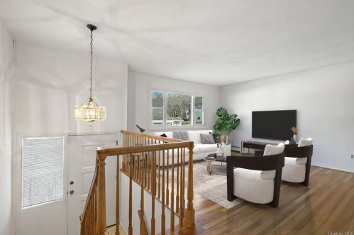 24 Stony Brook Rd, Sloatsburg, NY 10974-1316