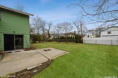 76 Shelbourne Ln, New Hyde Park NY  11040-1044 exterior