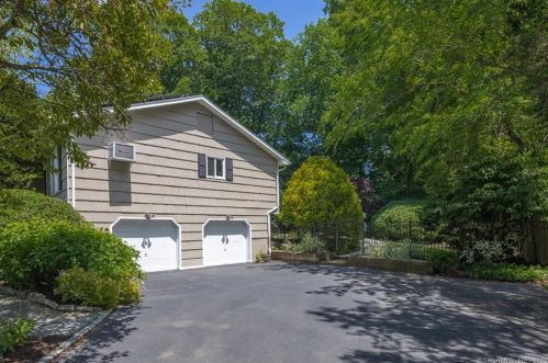 24 Surrey Dr, Norwalk CT  06851-3224 exterior