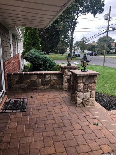 580 Garnet St, Babylon, NY 11703-2238