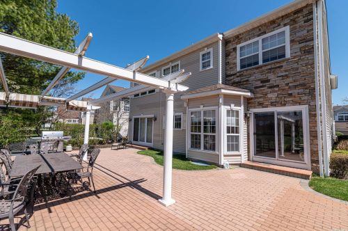 154 Hamlet Dr, Mount Sinai, NY 11766-3004