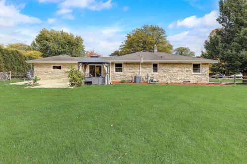 10043 Greenview Dr, Thiensville WI  53092-5749 exterior