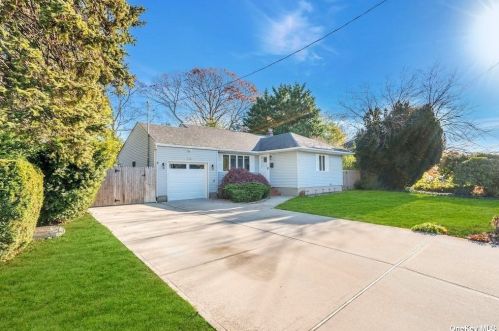 516 Greene Ave, North Lindenhurst NY  11757-3449 exterior