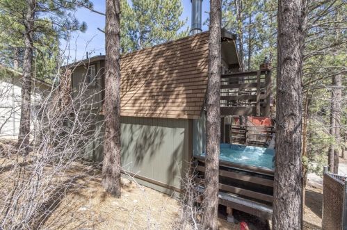 437 Gold Mtn Dr, Big Bear City CA  exterior