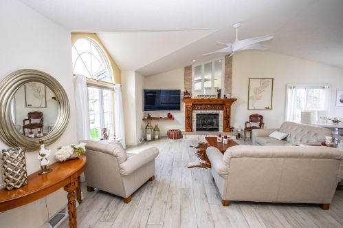 2515 Fox River Pkwy, Waukesha, WI 53189-7747
