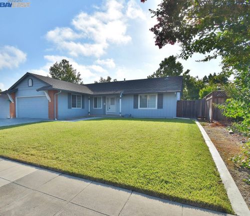 1215 Lakehurst Rd, Livermore, CA 94551-1874
