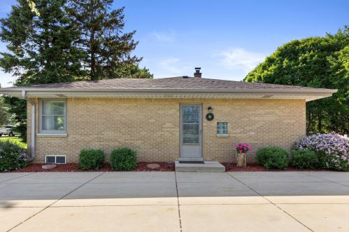 13400 Honey Ln, Waukesha, WI 53151-2544