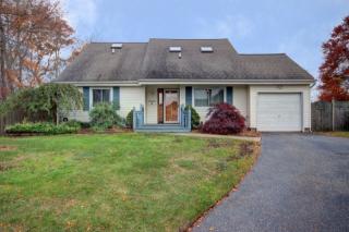 7 Frank Cir, Islip Manor, NY 11751-2311