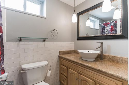 2022 Manton St, Philadelphia PA  19146-4328 exterior