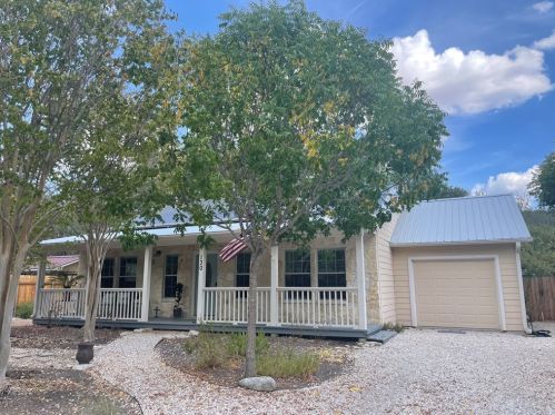 130 Felps Dr, Blanco, TX 78606-5135