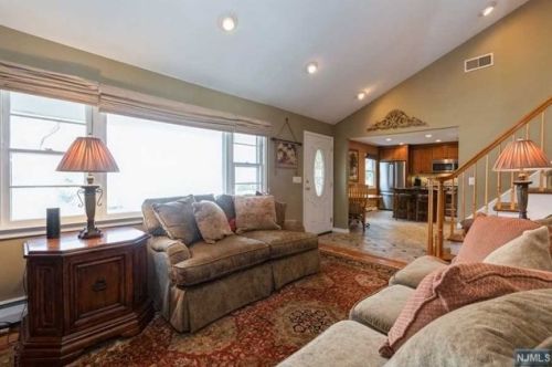 102 Pawnee Ave, Oakland NJ  07436-3724 exterior