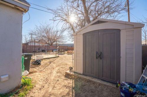 44327 Heaton Ave, Lancaster CA 93534-4337 exterior