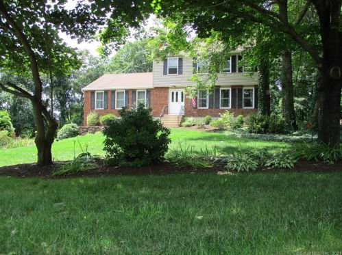 5 Laraine Ct, Northford, CT 06472-1466