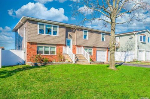 40 Surf Rd, North Lindenhurst, NY 11757-6638
