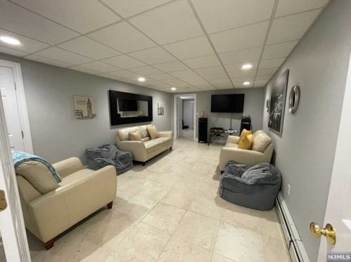 32 Crescent Dr, Skyline Lakes NJ  07456-1109 exterior