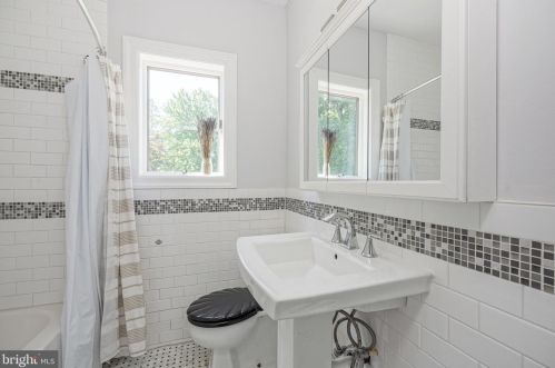 404 Maple Ave, Camden NJ  08109-2021 exterior