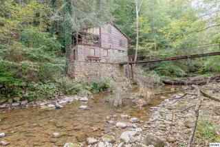 2203 Waldens Creek Rd, Pigeon Forge, TN 37862-7615
