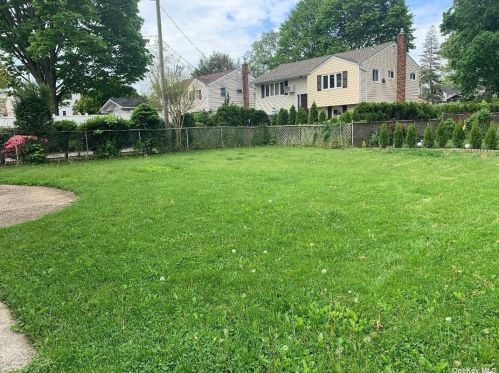 113 6th Ave, Huntington Station, NY 11746-2254