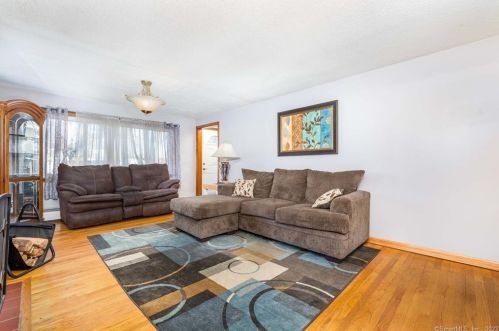 7 Fairfield Dr, Windsor Locks, CT 06096-2015