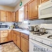 515 Cross St, Westbury, NY 11590-3398