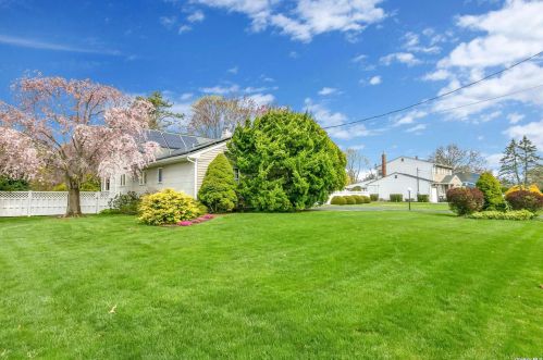950 Pond Rd, Bohemia, NY 11716-3521