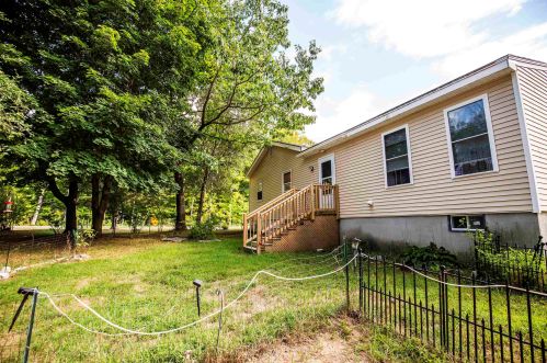 208 Lawrence Rd, Salem NH  03079-3905 exterior