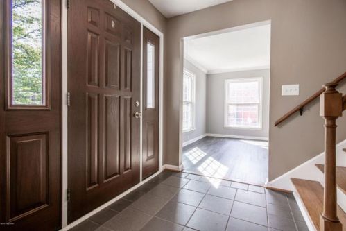 9822 Longwood Cir, Louisville, KY 40223-2810