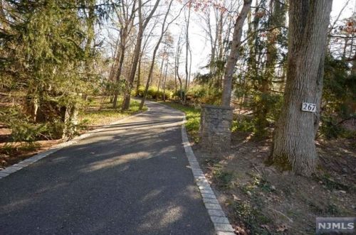 267 Indian Trail Dr, Franklin Lakes, NJ 07417-1014