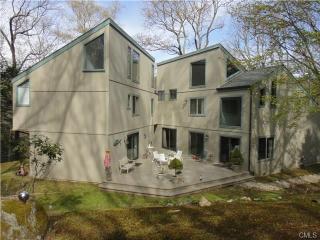 11 Haviland Dr, Stamford, CT 06903-3330