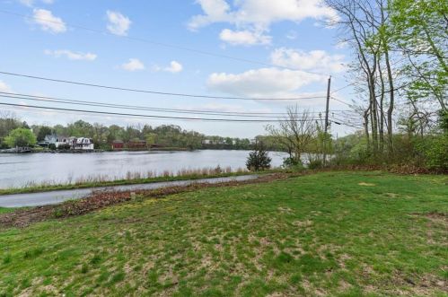 376 Arnolds Neck Dr, Warwick RI  02886-7105 exterior
