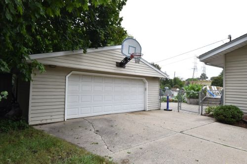 10120 Norwich Ave, Milwaukee WI 53228-2020 exterior