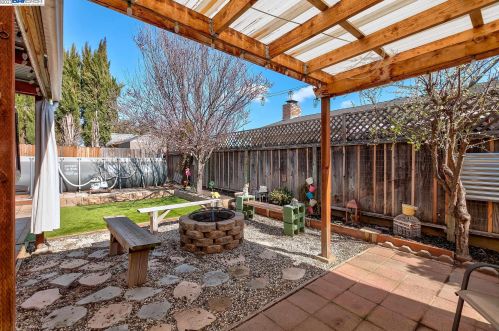 445 Parkwood Dr, Manteca CA  95336-2848 exterior