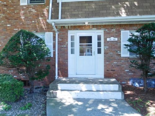 40 Parkside Dr, Airmont, NY 10901-7833