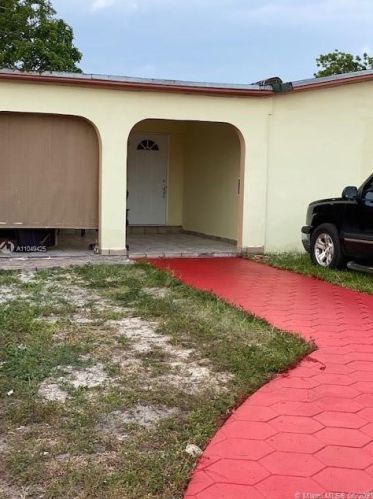 59 39th Pl, Hialeah, FL 33012-4425