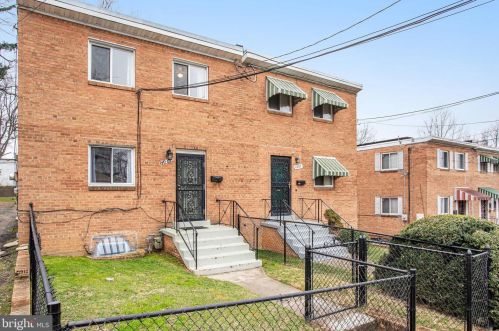 4907 Fitch Pl, Washington, DC 20019-4718