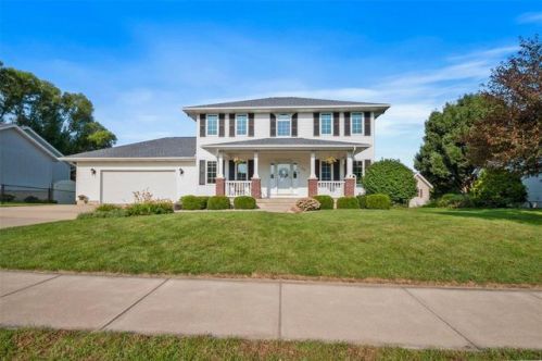 65 Pine Crest Dr, Robins, IA 52328-9510