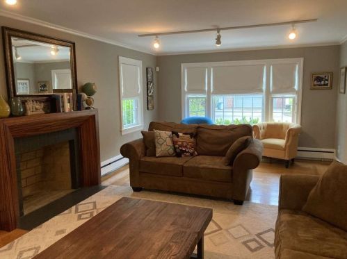 15 Glen Dr, Providence, RI 02906-4822