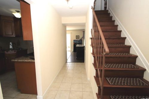 8 Union St, Bayshore, NY 11706-7317