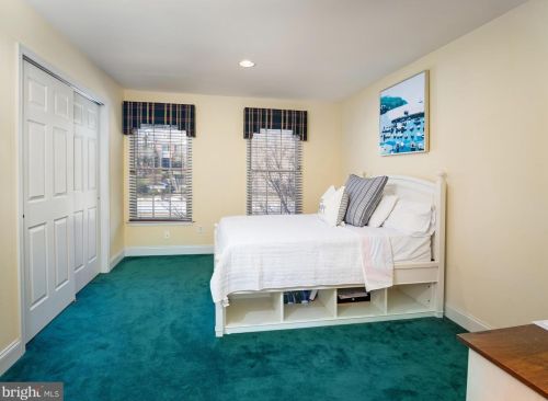 1136 Pebble Spg Dr, Berwyn PA 19312-2148 exterior