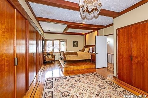 33 Nassau Dr, Great Neck, NY 11021-2163