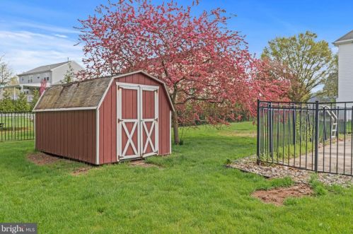 25 Meadow Dr, Gilbertsville, PA 19525-8871
