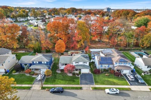 13 Hollywood Dr, Woodbridge, NJ 07095-1915