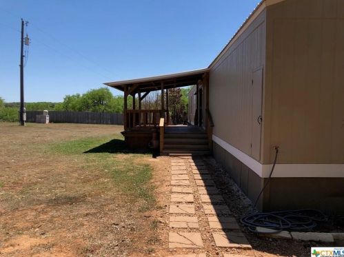 607 Nockenut Rd, Seguin, TX 78155-8590