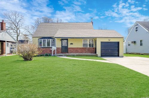 112 Greenwood Dr, Babylon, NY 11703-3413