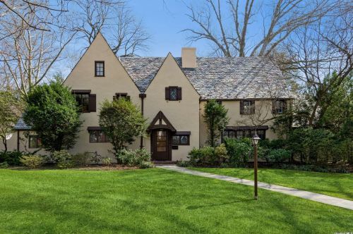 182 Hill Park Ave, Great Neck, NY 11021-3829