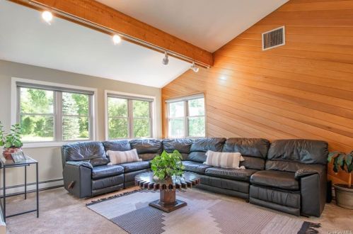 30 Scott Rd, Mahopac NY  10541-2761 exterior