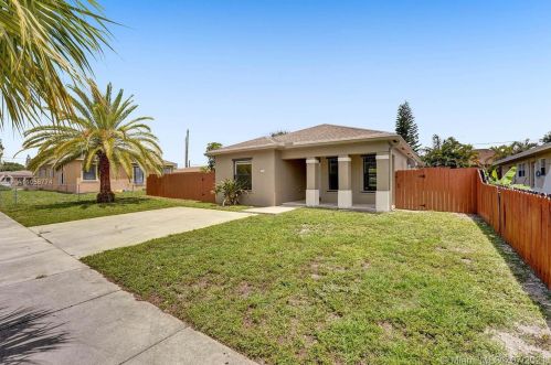 711 3rd Pl, Dania Beach FL  33004-4924 exterior